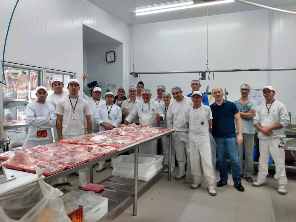 Topgen realiza curso de cortes especiais suínos