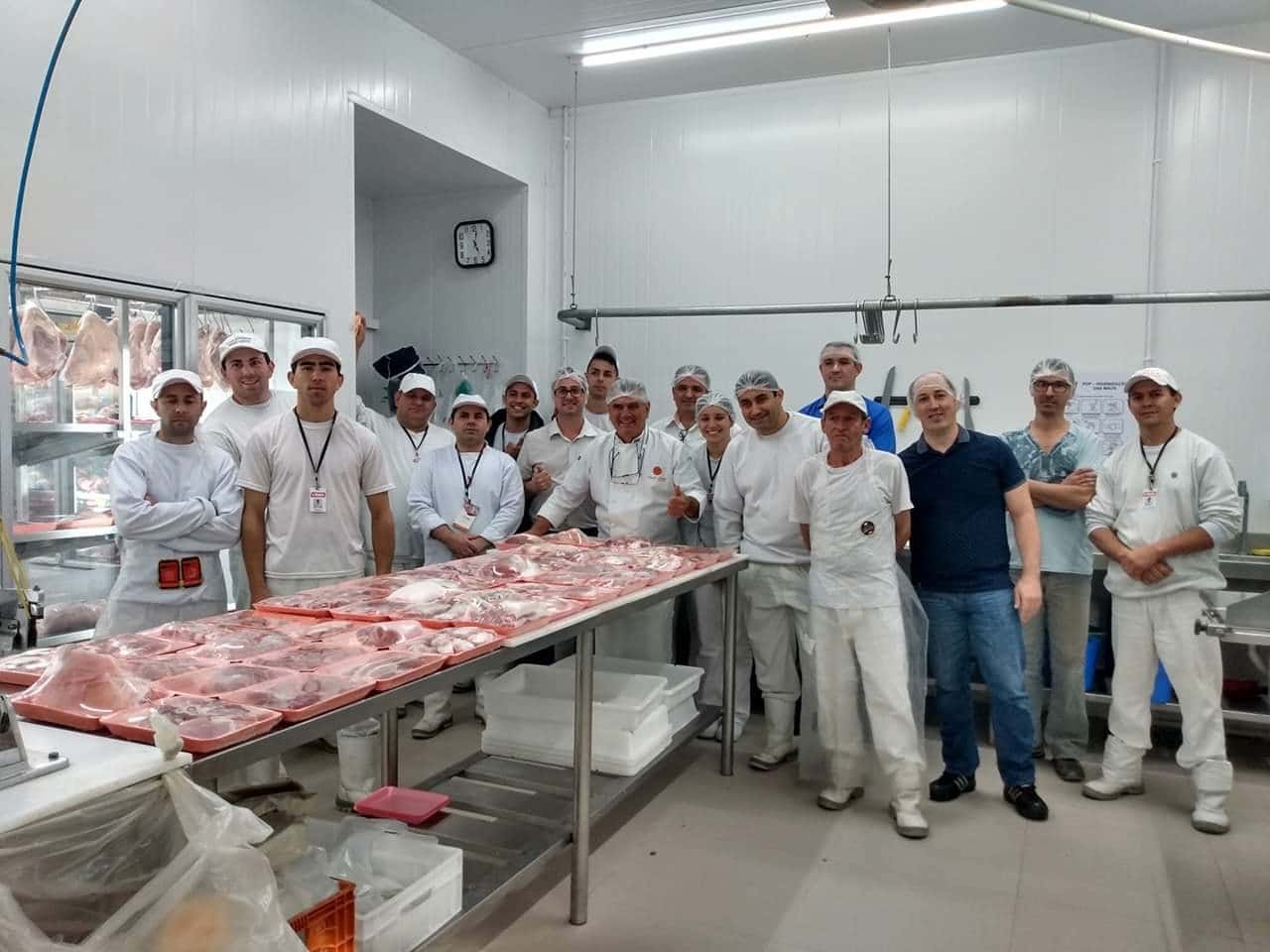 Topgen realiza curso de cortes especiais suínos